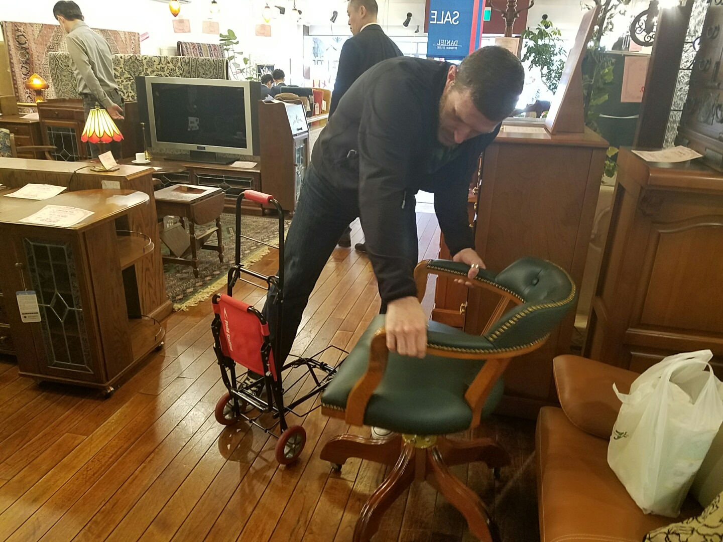 これぞ横浜 洋家具作りのスタートみたい - ダニエルブログ